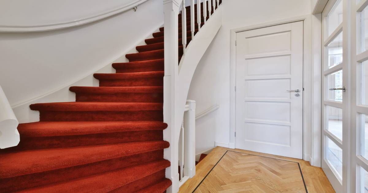 Rode tapijt op trap