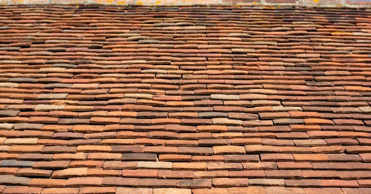Orangje tegelpannen in een horizontale opstelling voor optimale waterafvoer