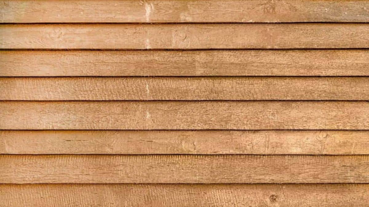Close-up van een houten gevelbekleding in Zweeds rabatstijl, met zorgvuldig geplaatste planken van thermowood.
