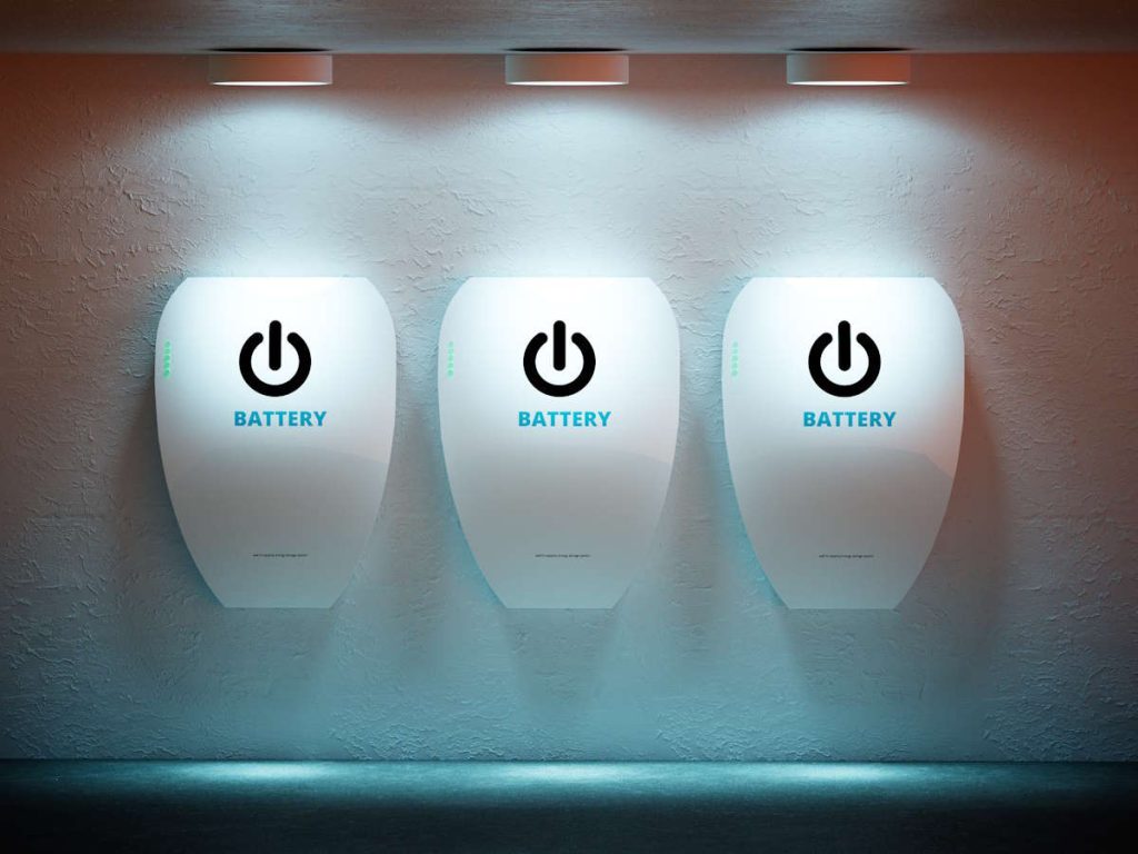 drie thuisbatterijen aan de muur