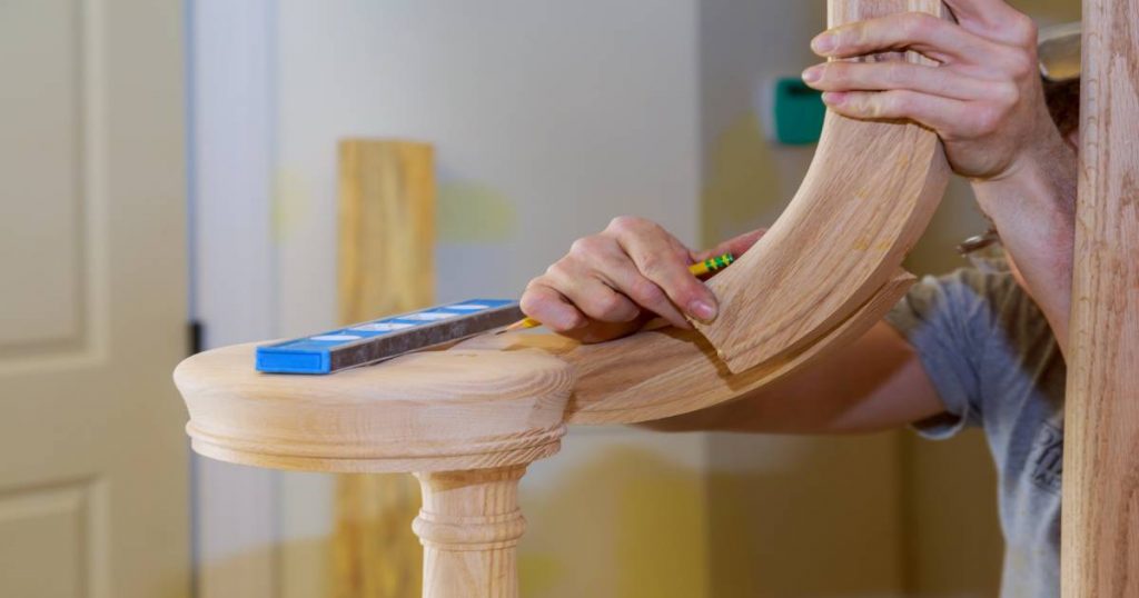 Installateur meet trapleuning op 