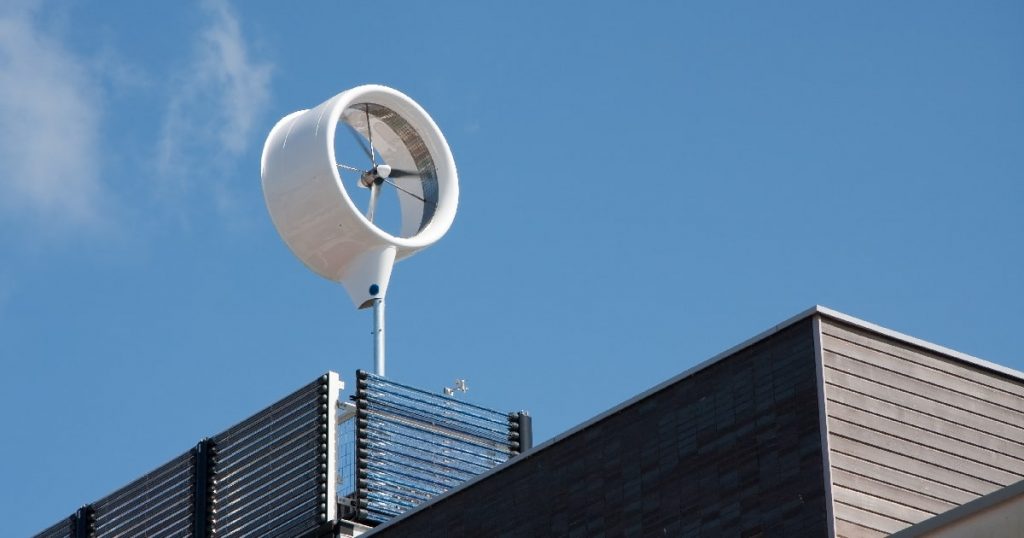 Een dak met een windturbine die groene elektriciteit opwekt.