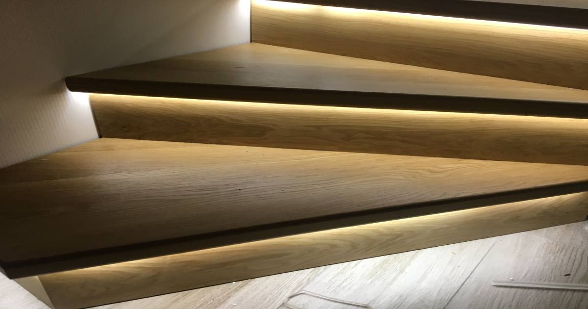 Unieke houten trap met led-verlichting