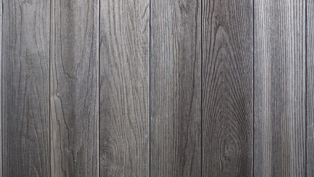 Een close-up van vergrijsd Thermowood. De structuur en groeven in het hout zijn goed zichtbaar.