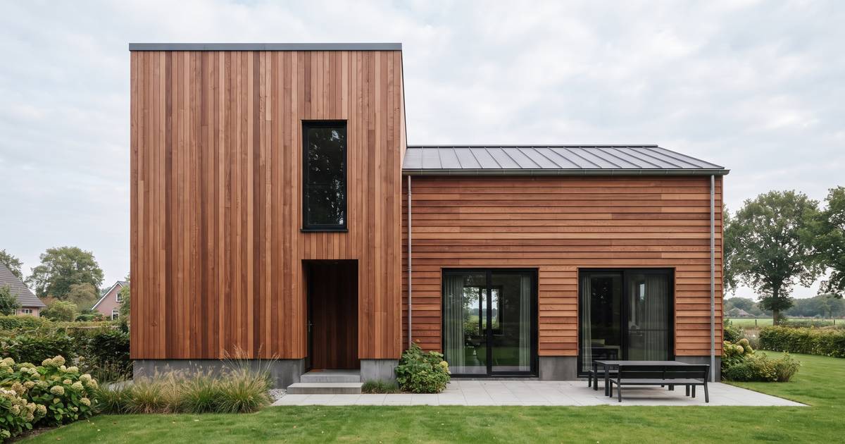 Woning met twee bouwdelen in douglas, links verticaal gemonteerde planken en rechts horizontale rabatdelen
