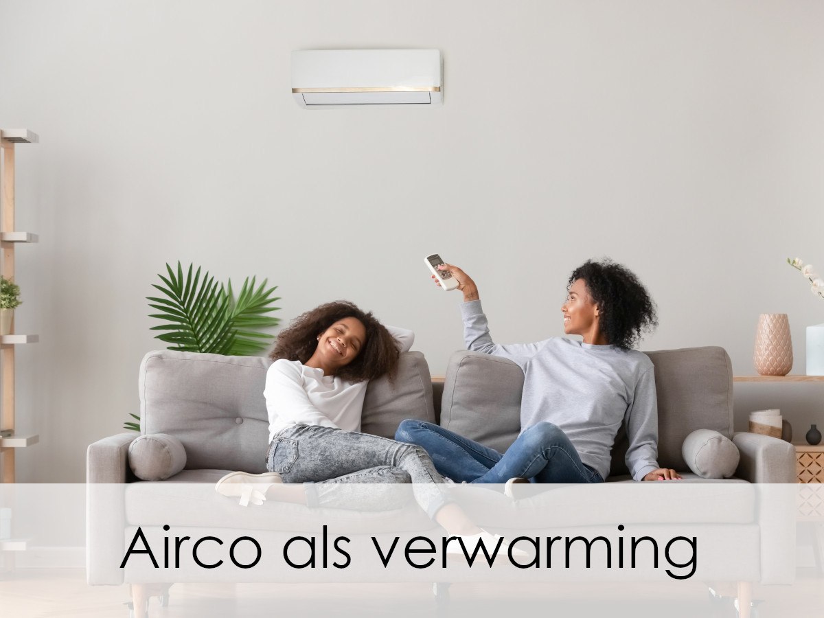 twee vrouwen zetten de airco in de woonkamer aan voor verwarming