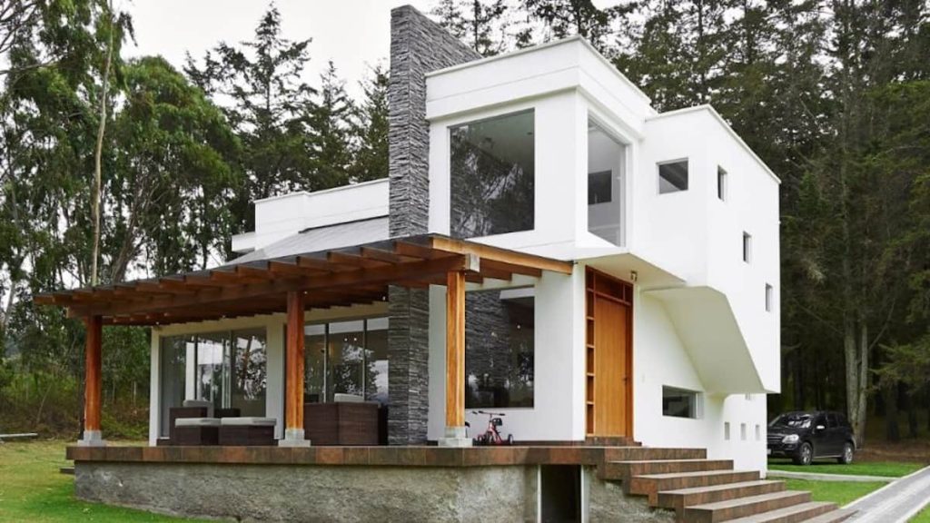 Een moderne woning met witte sierpleister gevelbekleding en houten details.