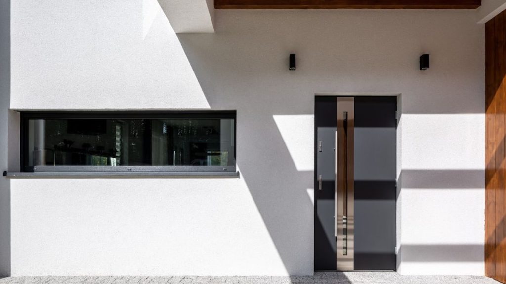 Een kalkpleister gevel wordt gecombineerd met houten en metalen elementen