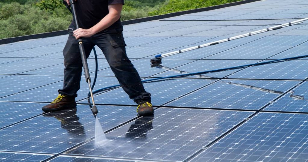 Zonnepanelen laten reinigen door een specialist