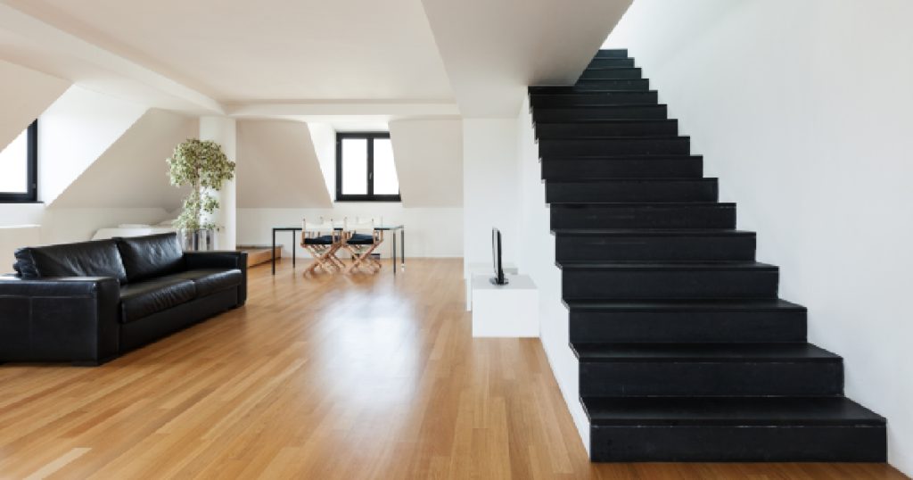 Een moderne woning met een steektrap met zwart geverfde traptreden.